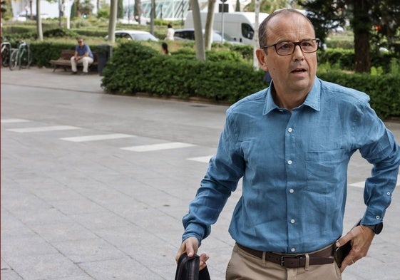 El experto de Aemet, a su llegada a la Ciudad de la Justicia.