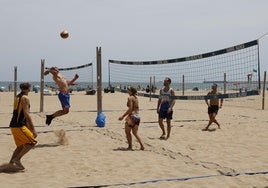 Un grupo de personas juegan a voleibol en la playa de la Malvarrosa, este lunes.