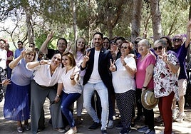 El alcalde, Carlos F. Bielsa, con las mujeres participantes.