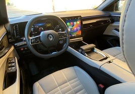 Interior de un Renault Espace, imagen de archivo.