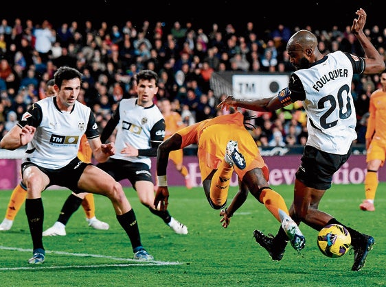 Foulquier corta un avance de Vinicius en el partido contra el Real Madrid en Mestalla.