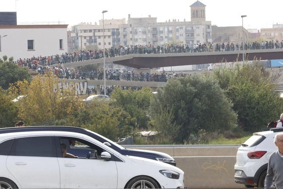 Voluntarios en la pasarela de La Torre.