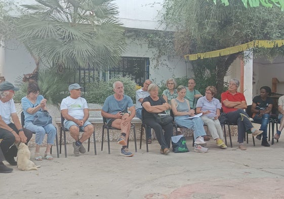 Agricultores y vecinos durante el encuentro celebrado en la Granja Julia.