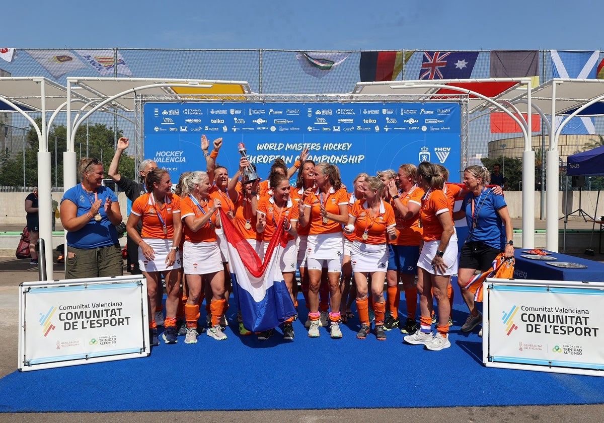 La selección Países Bajos celebra su victoria en categoría femenina +50.