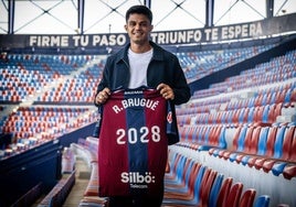 Roger Brugué, posando tras su renovación.