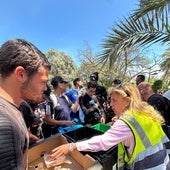 Reparto de alimentos de Ayuda Una Familia en el viejo cauce.