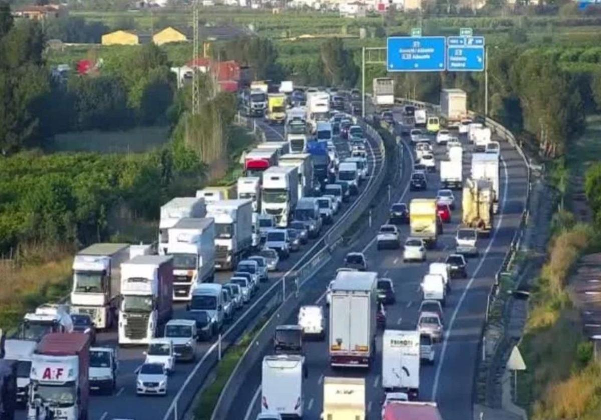 Un accidente en la v-30 y atascos en la a-7 este lunes: consulta la situación en las carreteras | las provincias
