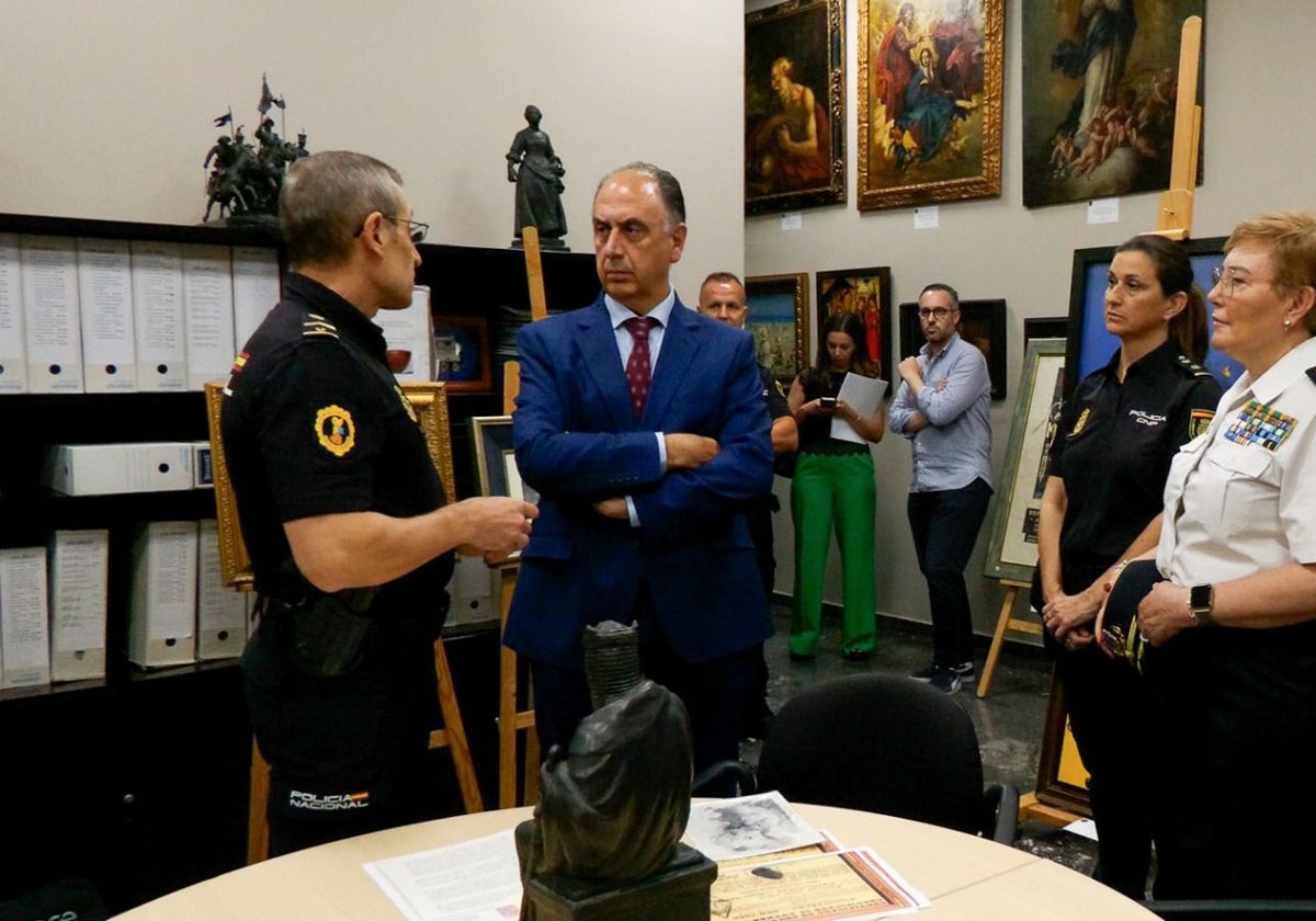 El conseller de Emergencias con algunas de las obras incautadas.
