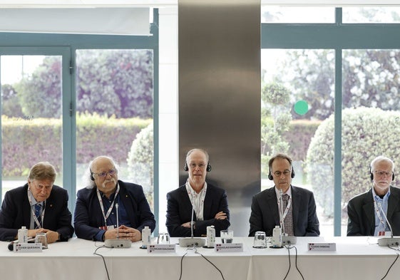 Quesada, Haldane, Diamond, Imbens y Rice en la rueda de prensa.
