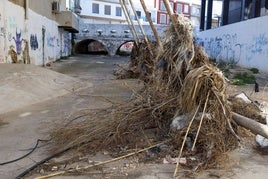 Cauce urbano del barranco en Alginet dañado por la dana.