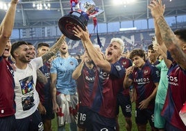 Iván Romero, levantando el título de campeón de Segunda.