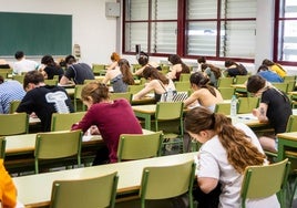 Alumnos durante el primer examen: Lengua Castellana y Literatura.