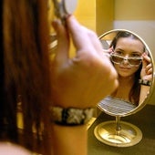 Una niña en un salón de maquillaje.