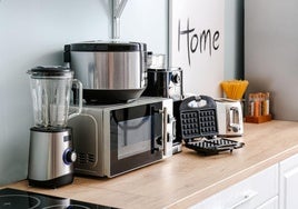 Electrodomésticos en la mesa de la cocina.