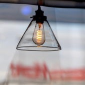 Lámpara con bombilla led en un bar