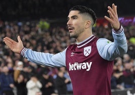 Carlos Soler, celebrando un gol durante su etapa en el West Ham.