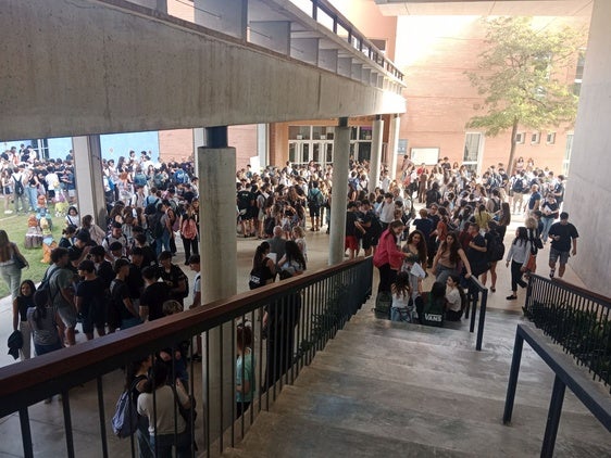 Estudiantes esperando para realizar los exámenes en el Campus de Gandia.