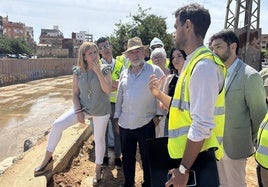 Bernabé atiende a las explicaciones sobre los trabajos en el Poyo, este martes.