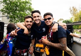 Pampín, a la izquierda, en la celebración del ascenso, junto a Elgezabal y Brugui.