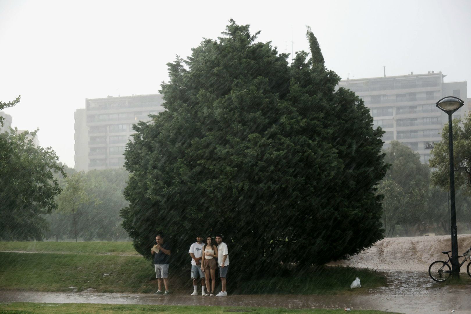 FOTOS | La lluvia obliga a suspender el concierto de Myke Towers en Valencia
