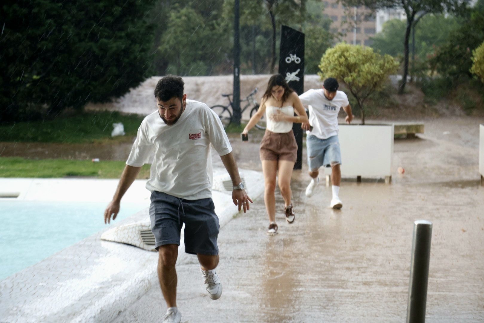 FOTOS | La lluvia obliga a suspender el concierto de Myke Towers en Valencia