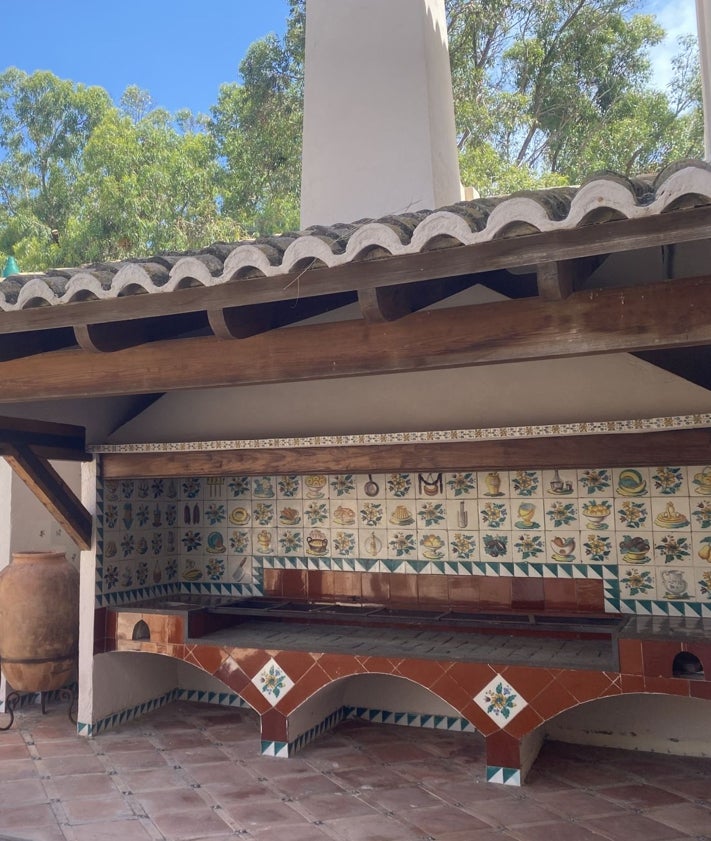 Imagen secundaria 2 - Suelo de Gimeno con la fábula de Sanxa, imágenes antiguas de la Casa Forestal y paellero del recinto.