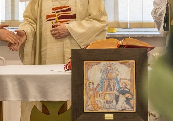 El contingente español en Kuchyña dona una imagen de la Virgen de los Desamparados a la Base Aérea de Malacky
