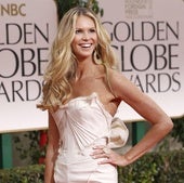 La modelo Elle Macpherson posa en la alfombra roja de los Golden Globe Awards.