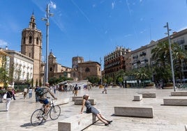 Plaza de la Reina, sin toldos de sombraje por estar presente el mercado de l'escuraeta.