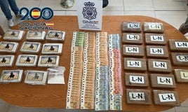Parte del dinero y la droga requisados.