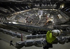 Estado actual del interior de las obras del Roig Arena desde la grada superior.
