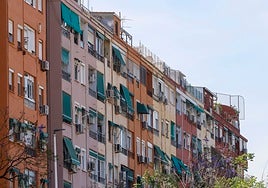 Viviendas con toldos verdes, en Valencia.