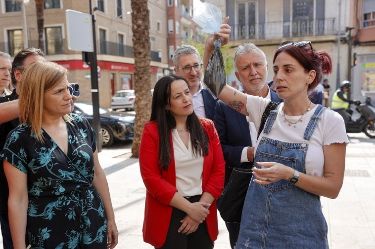 Una vecina muestra las aguas negras que soportan siete meses después de al dana.
