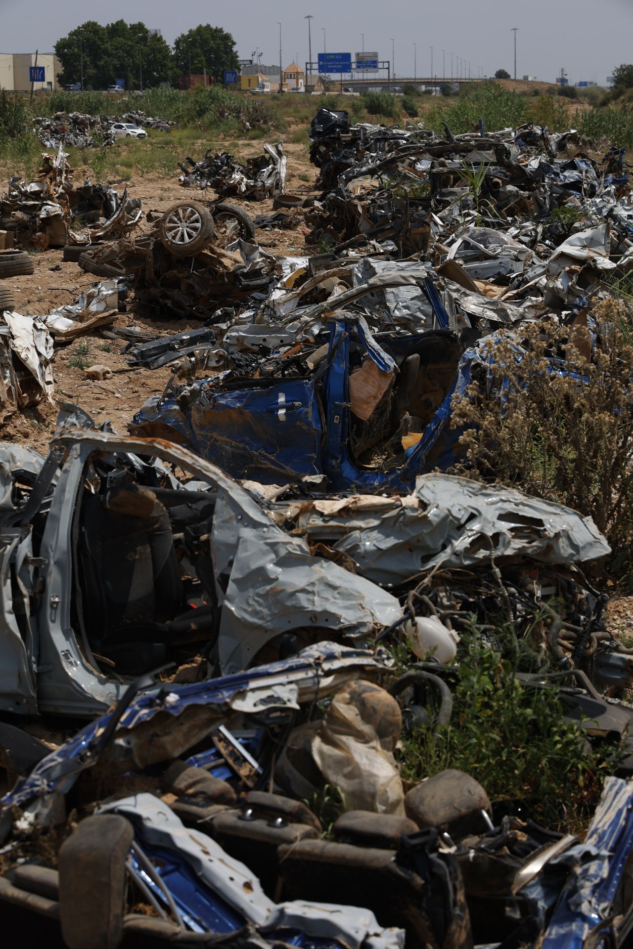 Vertedero de coches y basuras arrastrados por la Dana en el barranco del Poyo