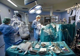 Intervención quirúrgica en el hospital de Alzira.