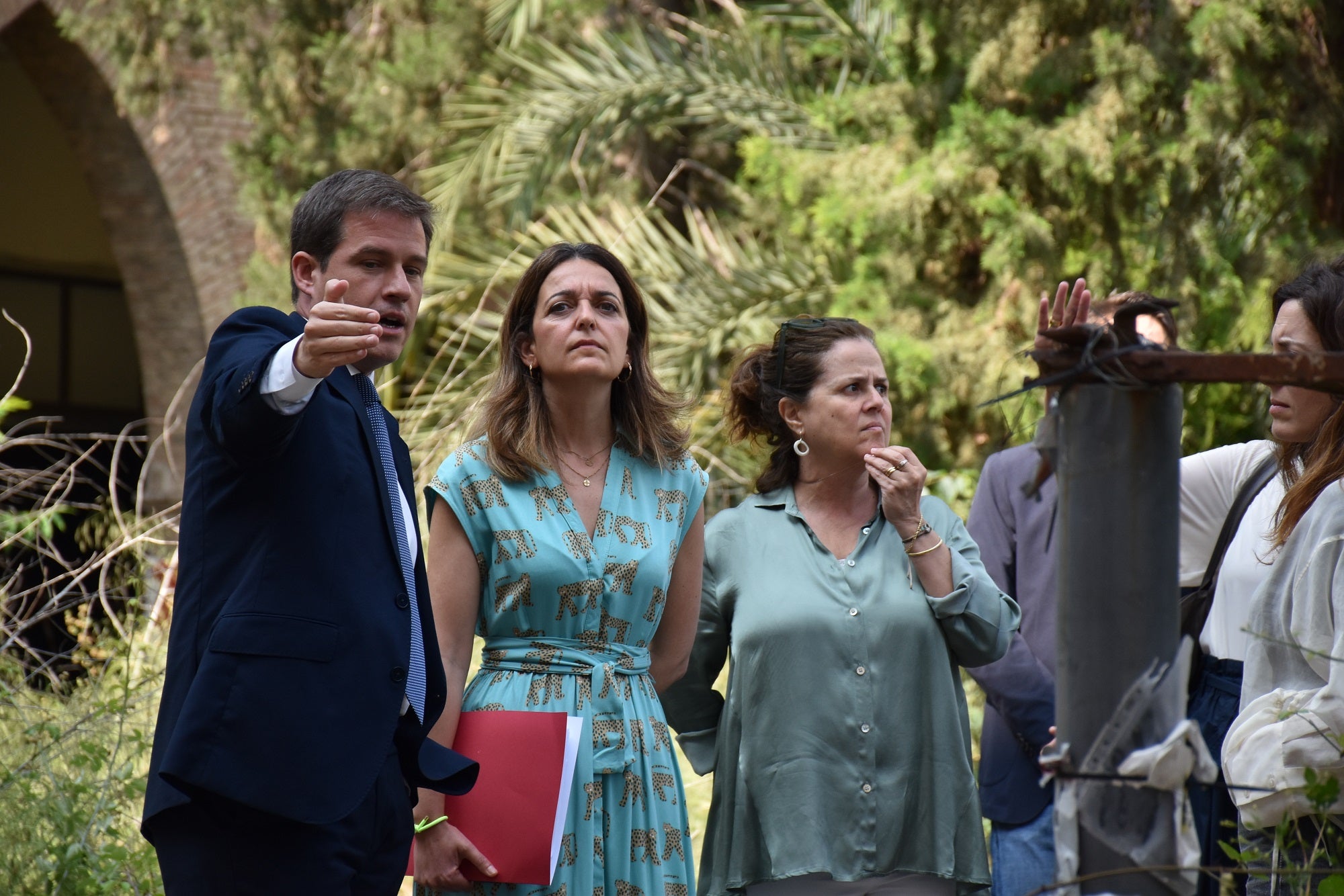 La conselleria, acompañada por el alcalde y la primera teniente de alcalde, en su visita al lugar donde se construirá el futuro Palacio de Justicia.