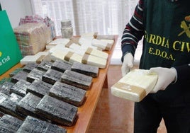 Un guardia civil junto a un alijo de cocaína intervenido por el EDOA.