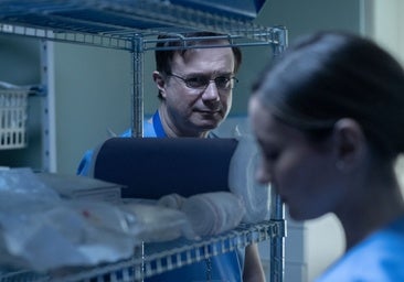 Salva (Tristán Ulloa) y Maje (Ivana Baquero) durante sus tonteos en el hospital, en 'La viuda negra' de Netflix.