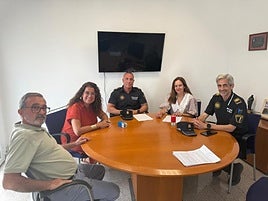 Un momento de la reunión entre responsables policiales y del Ayuntamiento.