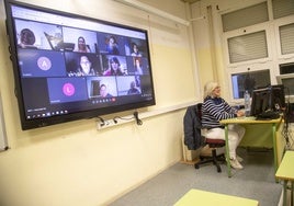 Una profesora da clase online.