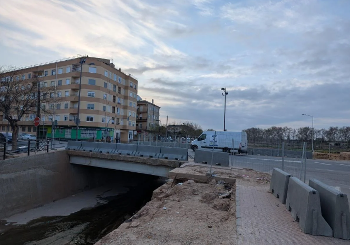 Cauce junto al casco urbano de Utiel.