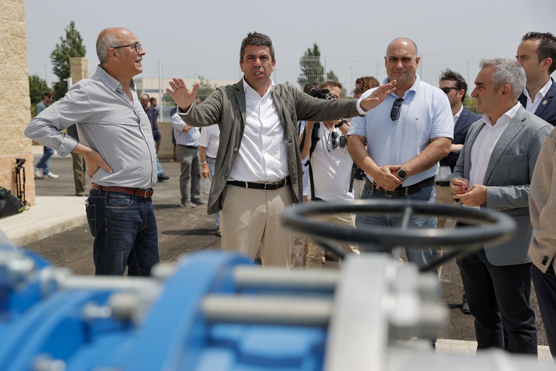 Mazón en la visita a la actuación de mejora del riego en Alzira.