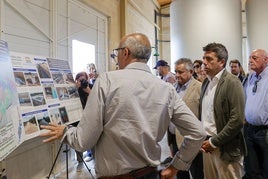 Mazón en la visita a la modernización del regadío en Alzira.
