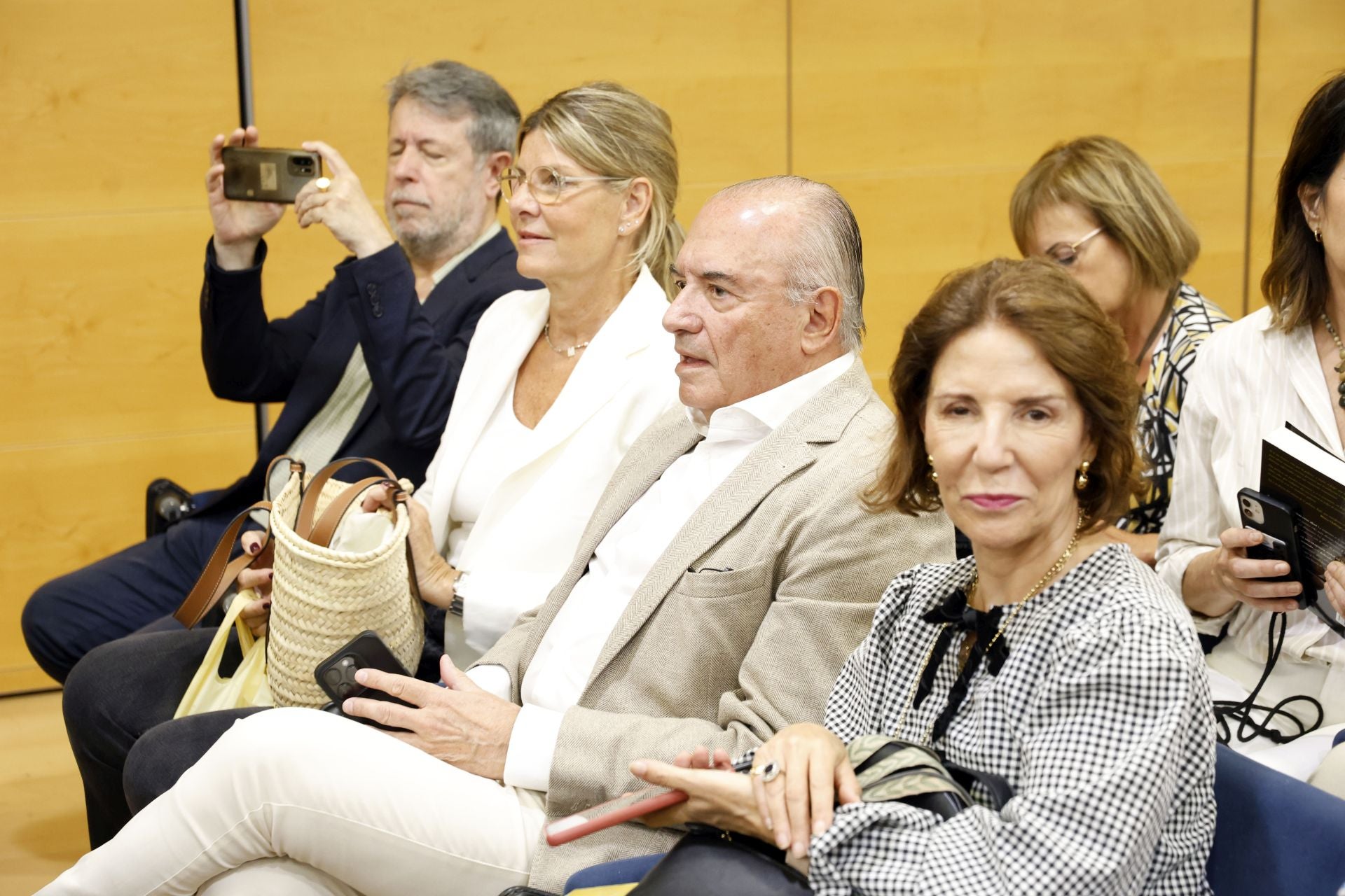 FOTOS | Esteban González Pons presenta su novela en Aula LAS PROVINCIAS