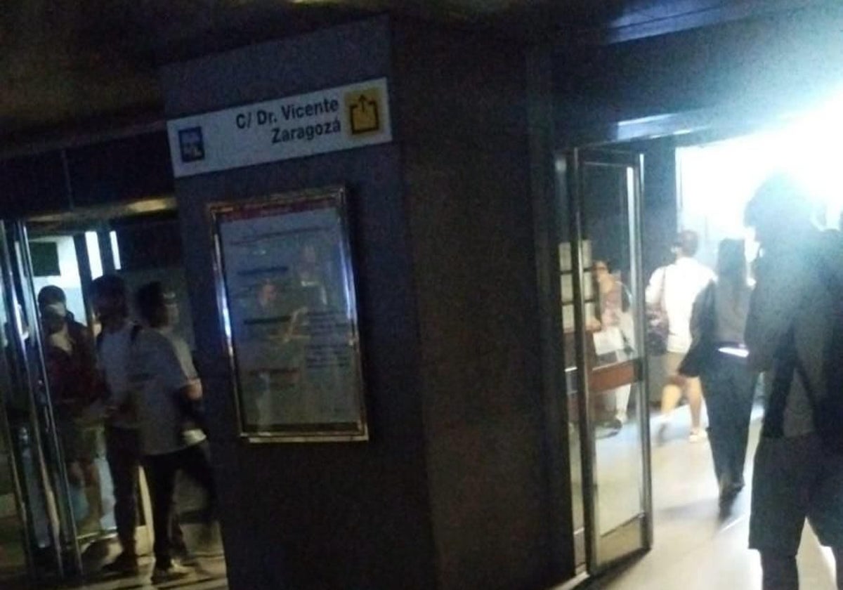 El metro se queda sin luz en Benimaclet y los pasajeros tienen que salir a oscuras