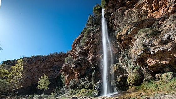 El Salto de la Novia: leyenda, naturaleza y senderismo en el corazón de Navajas