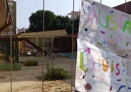 Carteles de los alumnos en la valla del complejo.