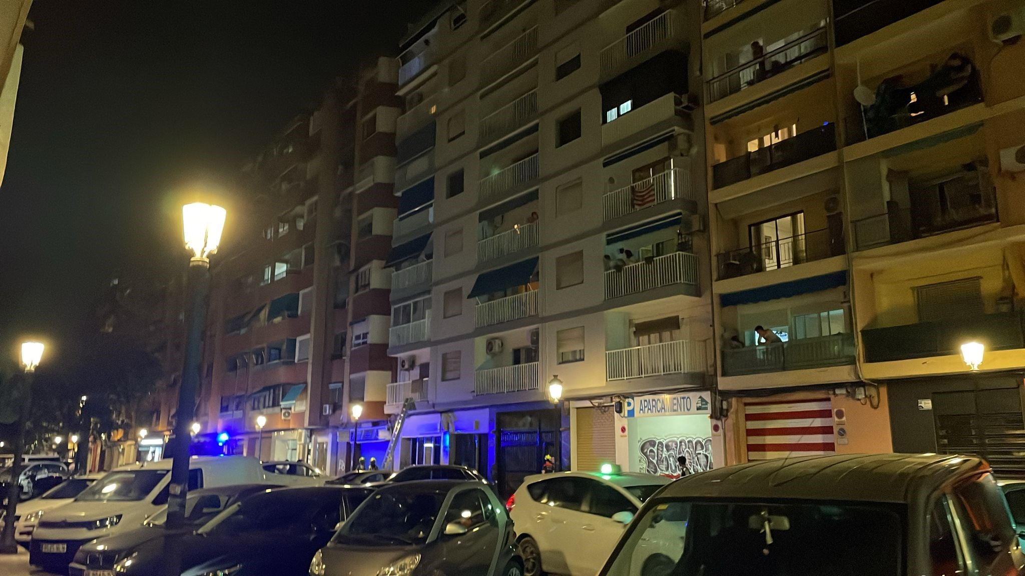 Los bomberos depsliegan una escalera para entrar en la vivienda en la que se produjo la fuga de agua, sobre el bajo 'okupado'.