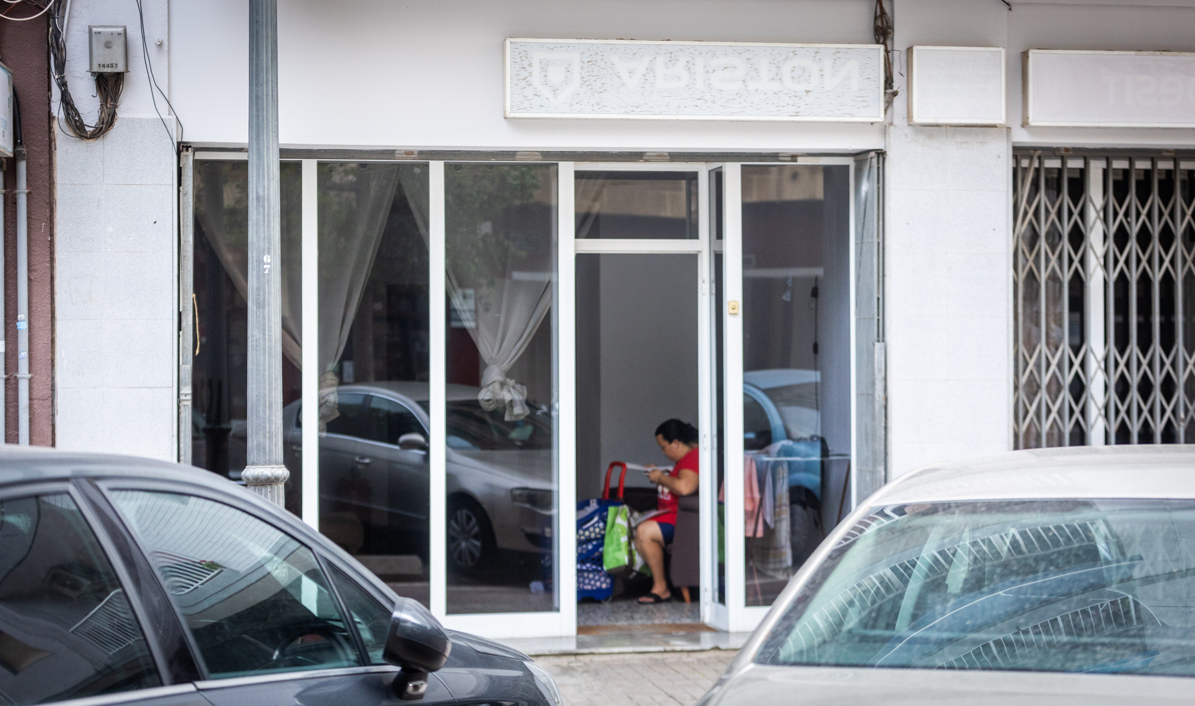 Los 'derechos' de un indignado okupa: moviliza a Policía Local y Bomberos por una fuga de agua en su bajo de Valencia