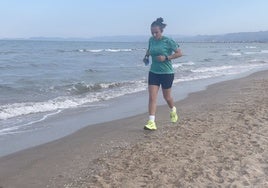 Corredores sobre la arena del mar.